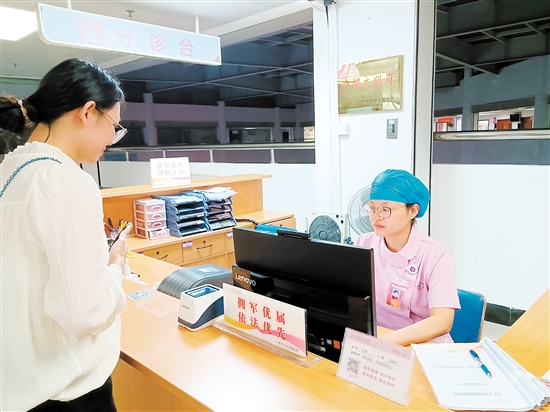 工作人員為來(lái)診市民進(jìn)行分診。