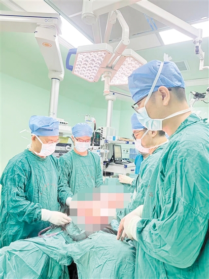 醫(yī)生團(tuán)隊(duì)為百歲老人施行手術(shù)。