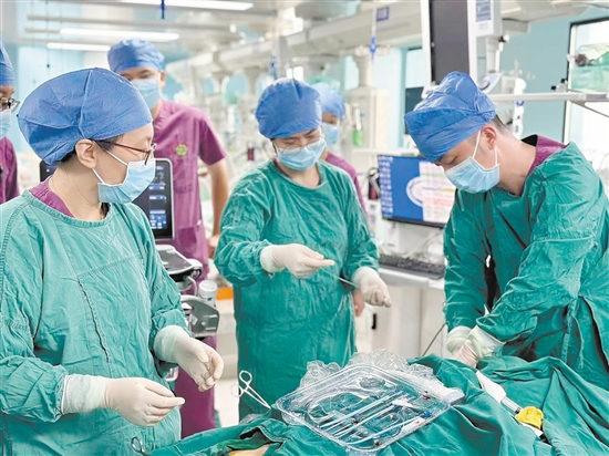 ICU團(tuán)隊(duì)為患者上ECMO（人工膜肺）。