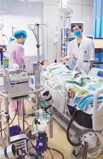 人工膜肺運(yùn)轉(zhuǎn)期間，患者逐漸清醒，并為醫(yī)護(hù)人員點(diǎn)贊。