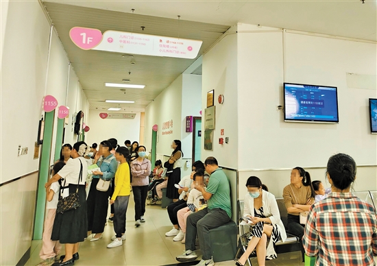 我市不少醫(yī)院的兒科門診接診量有明顯增長趨勢。