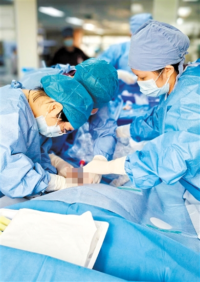 ECMO團(tuán)隊(duì)為患者進(jìn)行緊急置管。