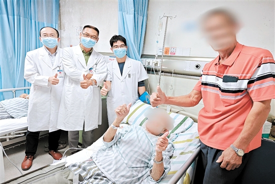 患者及家屬為醫(yī)護人員點贊。