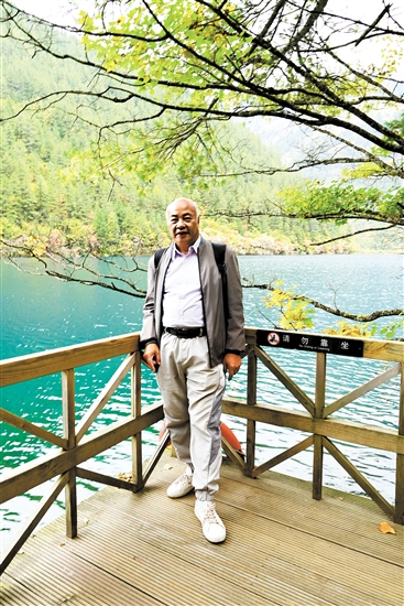 今年10月，袁老師在四川九寨溝游玩。