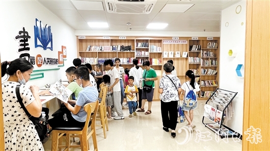 江南街道江翠社區(qū)黨群服務(wù)中心圖書角，一到周末讀者便絡(luò)繹不絕。