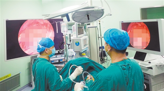 如果肺結(jié)節(jié)有惡性征象或持續(xù)增大，手術(shù)切除結(jié)節(jié)活檢是首選治療方法。