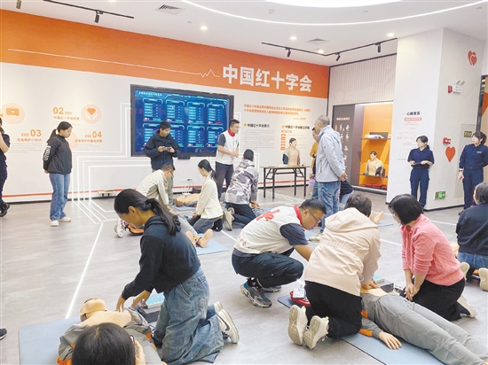 移交AED后，江海區(qū)紅十字會還開展培訓，提升相關人員的應急救護能力。