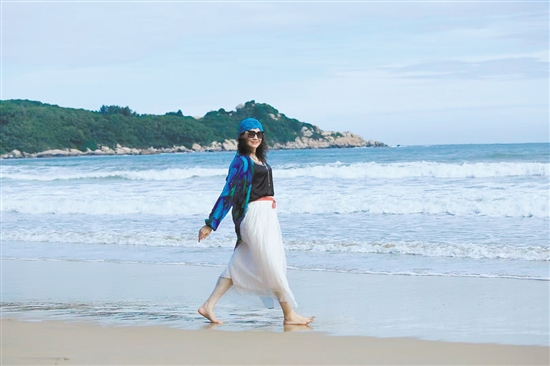 馮碧珍在汕頭南澳島旅游。