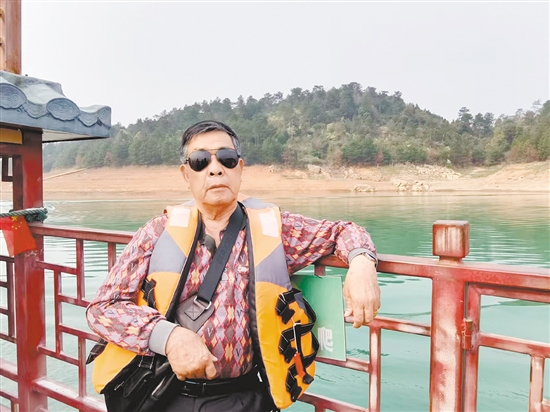 何華晃在外旅游，投身大自然的懷抱。