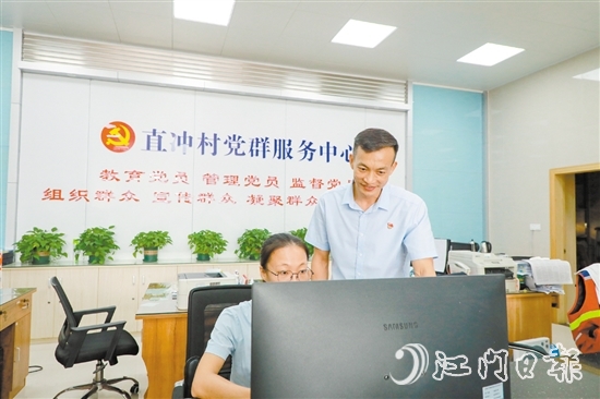 郭衛(wèi)強(qiáng)把在直沖村的奮斗歷程比作馬拉松賽。這是郭衛(wèi)強(qiáng)（右一）參加江門馬拉松賽，途經(jīng)江海城市宣傳畫。范慧敏