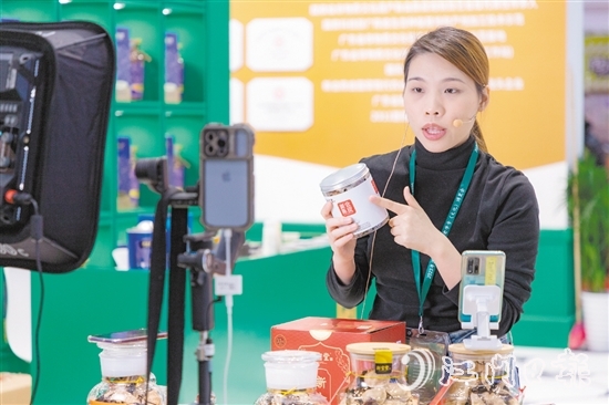 新寶堂的主播正在直播帶貨。