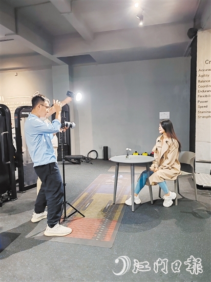 短視頻以其短小精悍、易于分享的特點(diǎn)，正成為快速吸引流量的“利器”。圖為商家在拍攝短視頻。