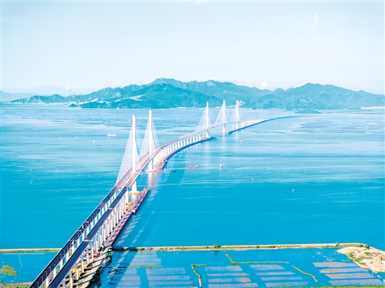 鳥瞰視角下的高欄港大橋（近）和黃茅海大橋（遠(yuǎn)）。