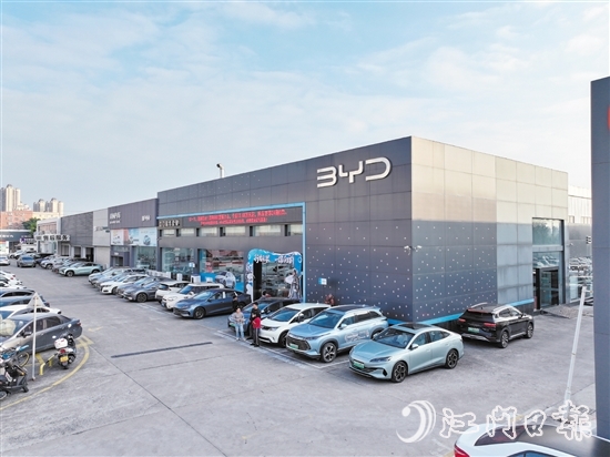 利生車城聚集了比亞迪、廣汽埃安等多個知名汽車品牌。