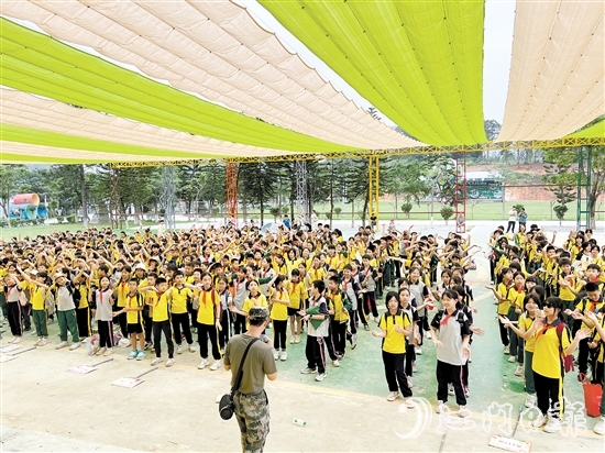 在大沙里·歡茶谷，教官在指導(dǎo)學(xué)生們訓(xùn)練。