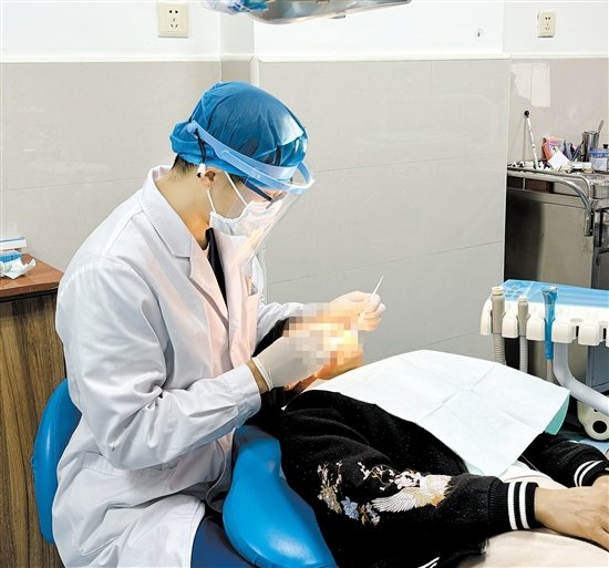 長了智齒應(yīng)該到醫(yī)院進(jìn)行檢查。