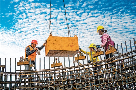 建設(shè)者們齊心協(xié)力，奮力沖刺建設(shè)關(guān)鍵節(jié)點。