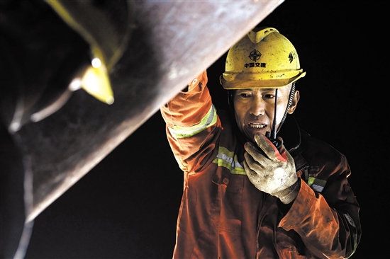 建設(shè)者日以繼夜奮戰(zhàn)在施工現(xiàn)場。