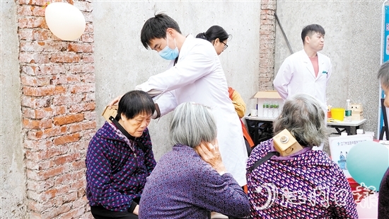 村民在中醫(yī)集市可以體驗(yàn)刮痧、艾灸、拔罐等中醫(yī)療法。