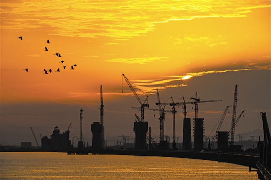 落日黃昏下，水鳥(niǎo)成群飛過(guò)黃茅?？绾Ｍǖ?。