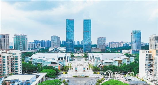 環(huán)市街道不斷提升轄區(qū)商圈整體競爭力，為消費市場注入更多創(chuàng)新元素和活力。圖為環(huán)五邑華僑廣場商圈。劉淑君