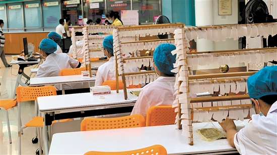 醫(yī)護(hù)人員為“三九天灸”做準(zhǔn)備。