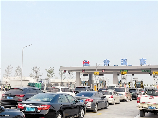 赤溪東收費(fèi)站前排起車龍。畢松杰