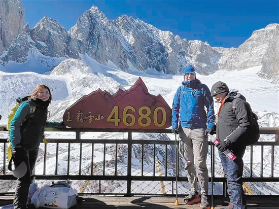 Jesse（右二）腿部骨折手術(shù)50天后，登上了玉龍雪山海拔4680米處。