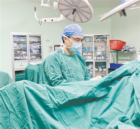 創(chuàng)傷骨科亞專科醫(yī)生為患者施行手術(shù)。