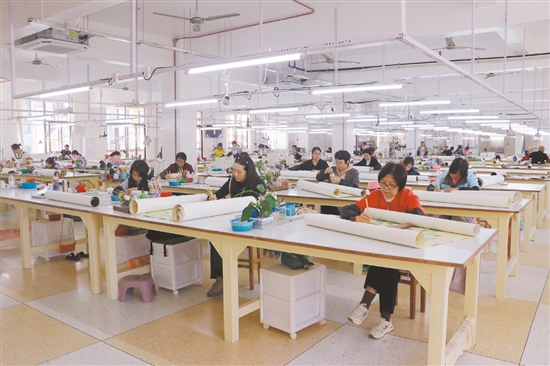 畫師們在各自崗位專注地畫畫。