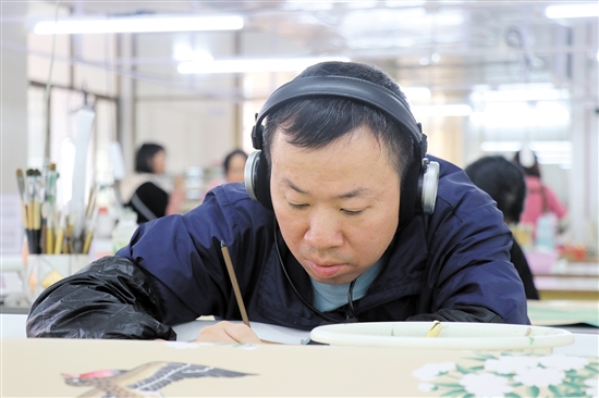 畫師戴著耳機，可以讓精神更專注。（受訪者供圖）