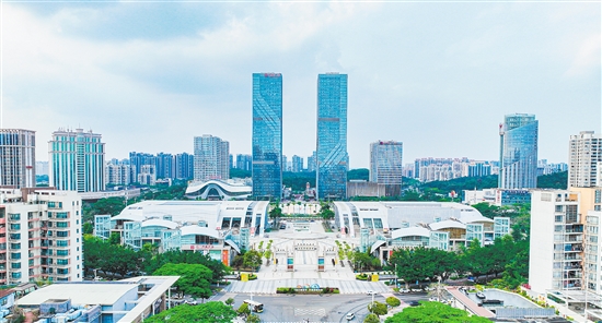 江門不斷優(yōu)化營(yíng)商環(huán)境，吸引更多澳門項(xiàng)目前來落戶。圖為江門繁榮的商業(yè)圈。