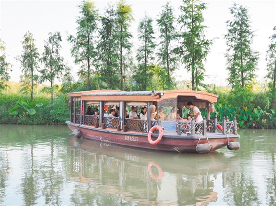 游客在古勞水鄉(xiāng)旅游區(qū)乘坐游船欣賞水鄉(xiāng)風(fēng)景。