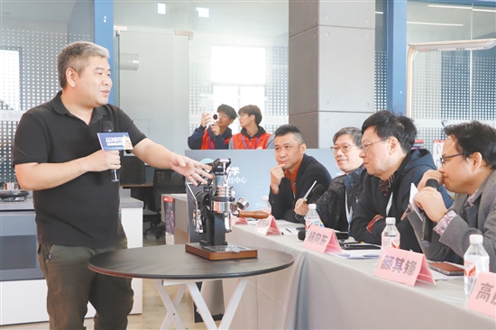 大賽評委與答辯企業(yè)代表交流產(chǎn)品設(shè)計理念。