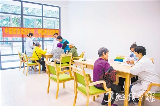 蓬江區(qū)北區(qū)衛(wèi)生院醫(yī)務(wù)人員到甘化社區(qū)居家養(yǎng)老服務(wù)站開展義診活動。