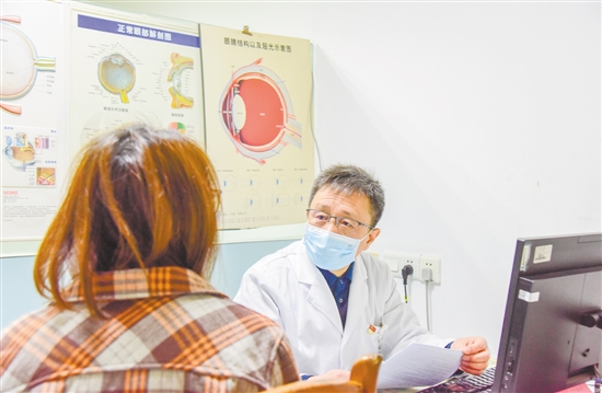 彭超為患者開(kāi)具處方。