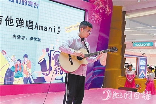 吉他手為觀眾帶來(lái)彈唱表演。