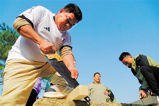 男子鋸木頭比賽需要選手有很大的力氣。