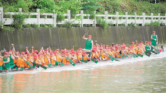 江海區(qū)舉辦端午龍舟競渡活動。