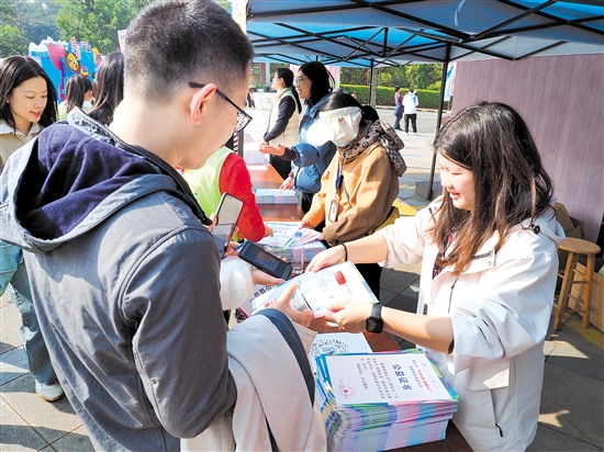 工作人員為捐贈(zèng)步數(shù)的參加者頒發(fā)公益證書。