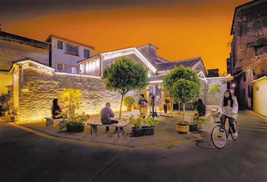 華燈初上，新華村一派安靜祥和的景象。