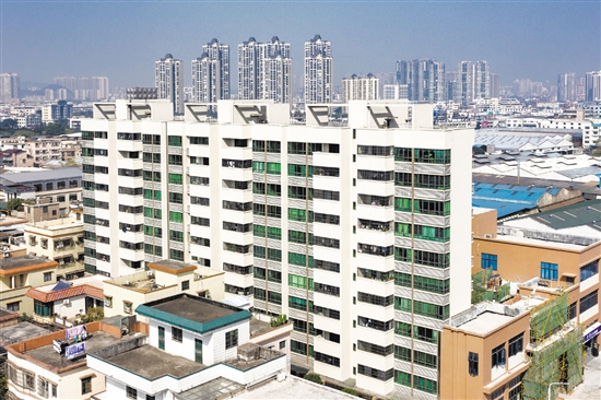 村民公寓樓拔地而起，大幅提升村民居住水平的同時還增加了村集體經(jīng)濟收入。