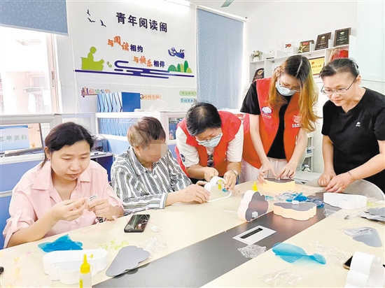 江門(mén)市中心醫(yī)院神經(jīng)內(nèi)科團(tuán)隊(duì)為老年群體提供高品質(zhì)護(hù)理服務(wù)。