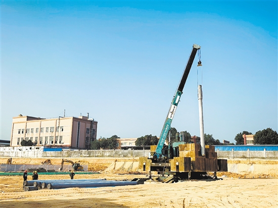 打樁機(jī)在工地上繁忙作業(yè)。鄧少軍