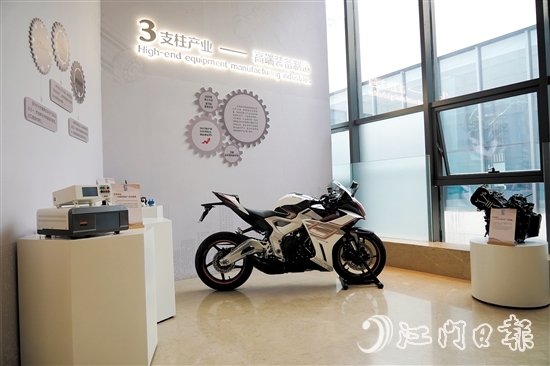 龍溪湖江海區(qū)產(chǎn)業(yè)展廳展示著一輛“江海造”摩托車(chē)。