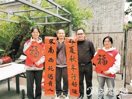 群眾拿到揮春后臉上洋溢著幸福的笑容。