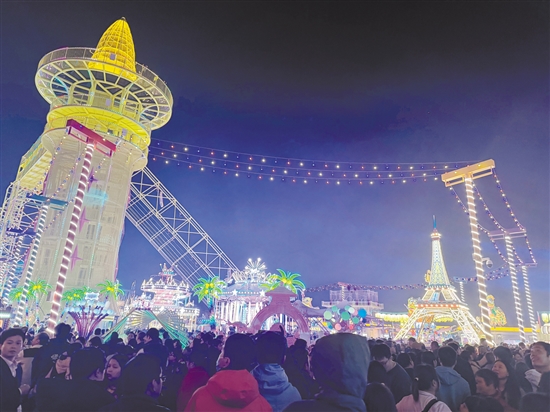 夢回開平·僑海華韻街區(qū)人頭攢動，熱鬧非凡。