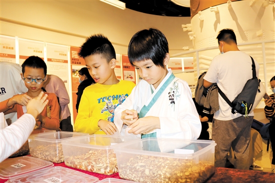 小朋友走進(jìn)李錦記新會(huì)生產(chǎn)基地，了解調(diào)味品的制作。