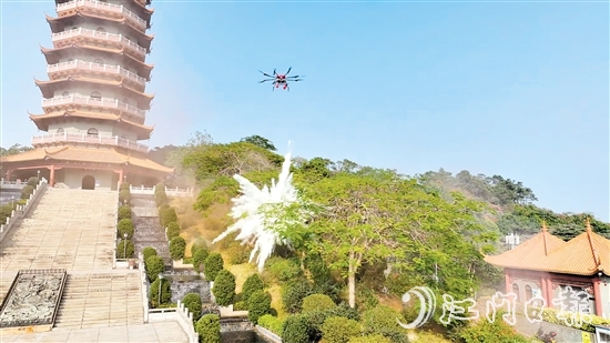 無(wú)人機(jī)精準(zhǔn)投下一枚滅火彈，瞬間四周騰起白色霧氣，火勢(shì)得到有效控制。