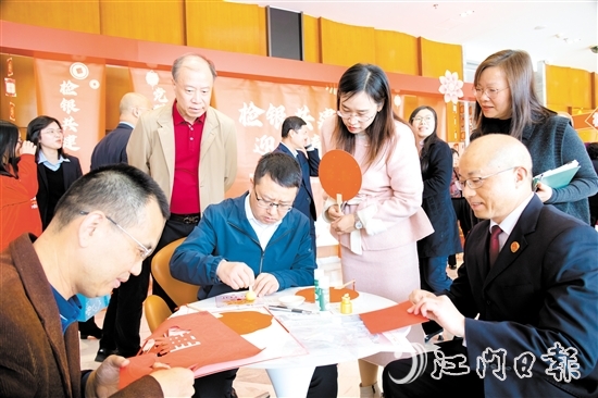 活動現(xiàn)場，不少人親手制作廉潔手工藝品。